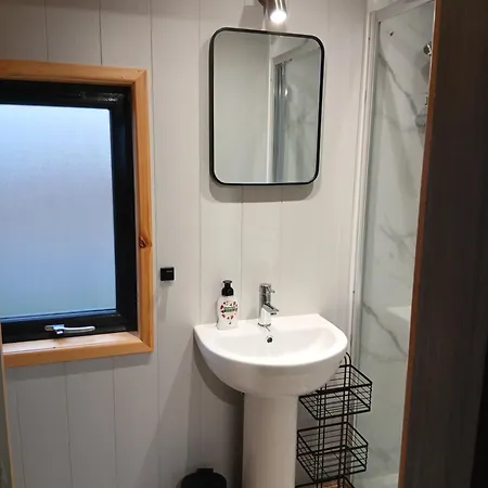 Bayview Glamping Pods Kerry אתר קמפינג באליהייג